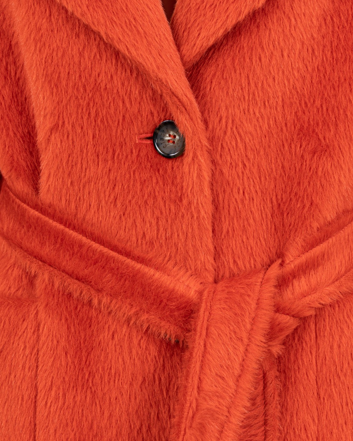 shop CINZIA ROCCA Saldi Cappotto: Cinzia Rocca Luxury cappotto mono petto con cintura.
Allacciatura con 3 bottoni.
Cintura in lana tono su tono.
Spacchi centrale.
Interamente foderato  con logo Cinzia Rocca.
Vestibilità regolare, morbida.
Collo a revers.
Spalle scese.
Tasche applicate.
Lunghezza: 115 cm nella taglia 42.
Composizione tessuto: 65% Alpaca 35% Lana vergine.
Composizione fodera: 100% Viscosa.
Made in Italy.. V108 005 62H6-9 number 5017812